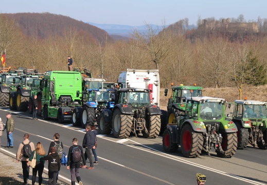 LKWs und Traktoren treffen am ehemaligen Grenzübergang ein