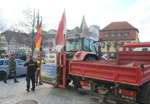 Fahrzeuge auf dem Marktplatz von Haßfurt