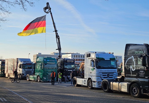 LKWs auf dem Festplatz mit Deutschlandfahne