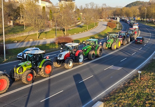 Traktor-Kolonne von der Falaiser Brücke aus